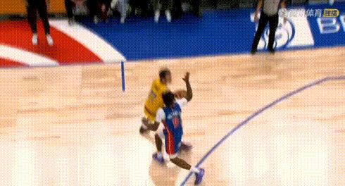犯规罗生门——NBA镜头是会骗人的！图1看明显是打手犯规了；图2清清楚楚根本没