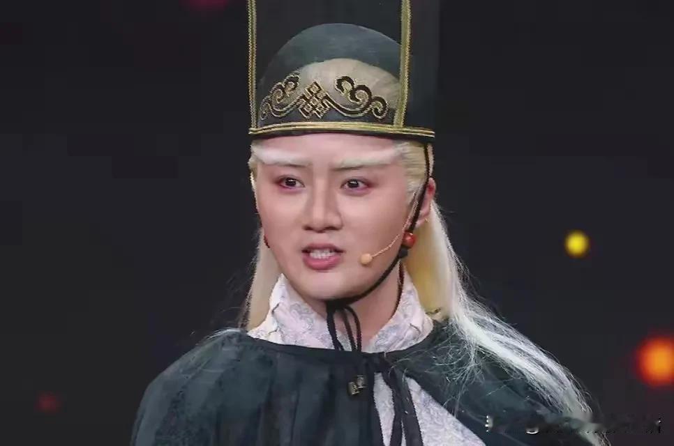 余少群的扮相是真的漂亮。只可惜这种类型的戏路太窄了。适合的人物也太少。所以