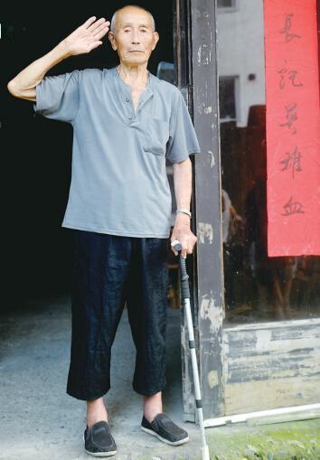 1945年，在山上休息的迫击炮手陈宝柳，忽然发现30多个日军和几个女人，正在不远