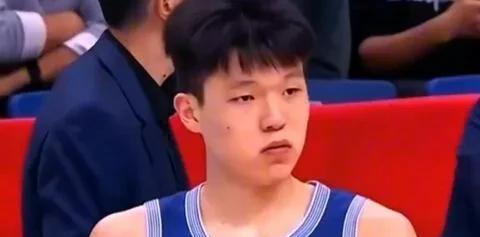 杨瀚森打NBA，绝对会比周琦强。首先是态度，可以看出来小杨的自信心很足，有股子