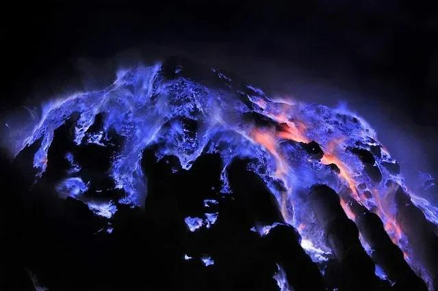 印度尼西亚的这座火山在夜间喷发冰冷的紫色熔岩。这是真实的，就在地球上。（卡瓦伊