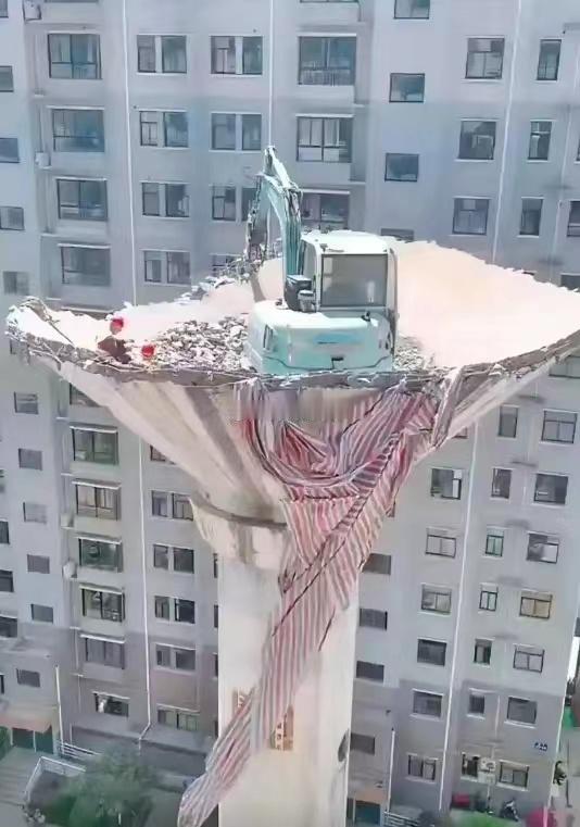 挖掘机不考虑退路吗？？？这大家伙如何撤退呢？？？