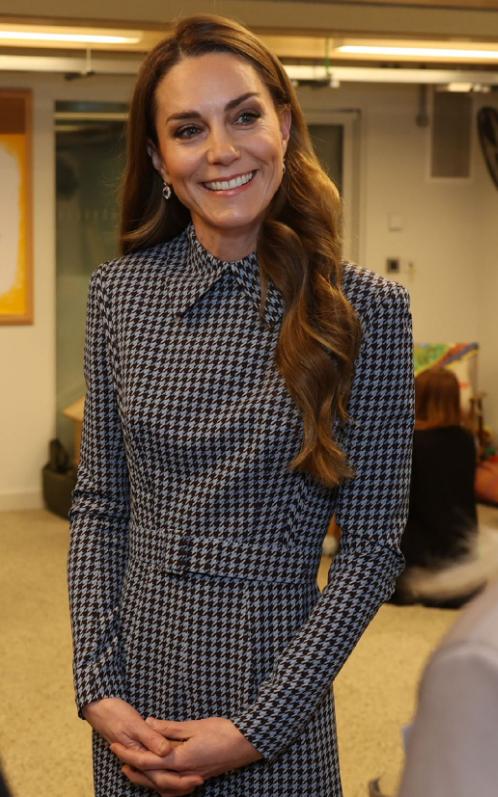 凯特王妃到访儿童心理健康慈善机构，整个人都瘦成火柴棍了，尤其是手和脚苍老的厉害。