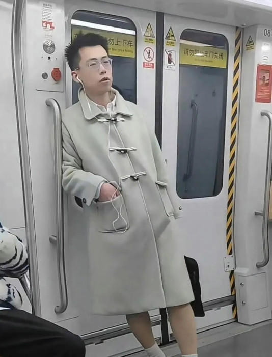 地铁男生穿光腿神器，你能接受吗？