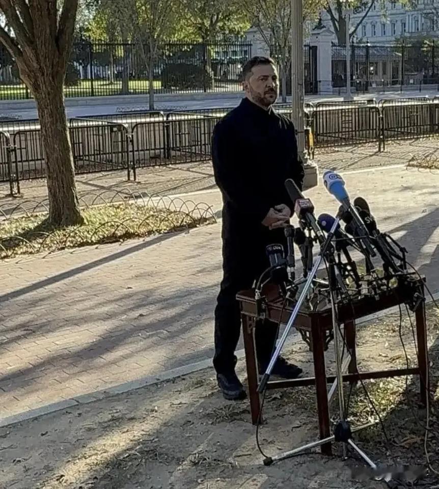 弱国无外交白房子门口泽圣又创造了一个载入史册的名场面看得出来他游移的眼神