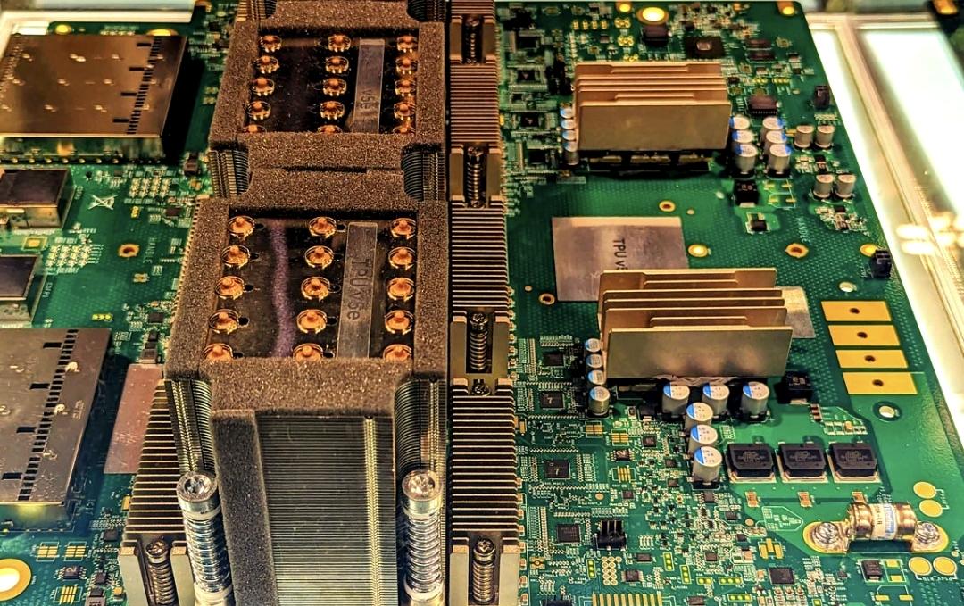 谷歌TPU正从“自用加速器”走向“对外卖芯片”，未来三年将迎来三条高斜率曲线：