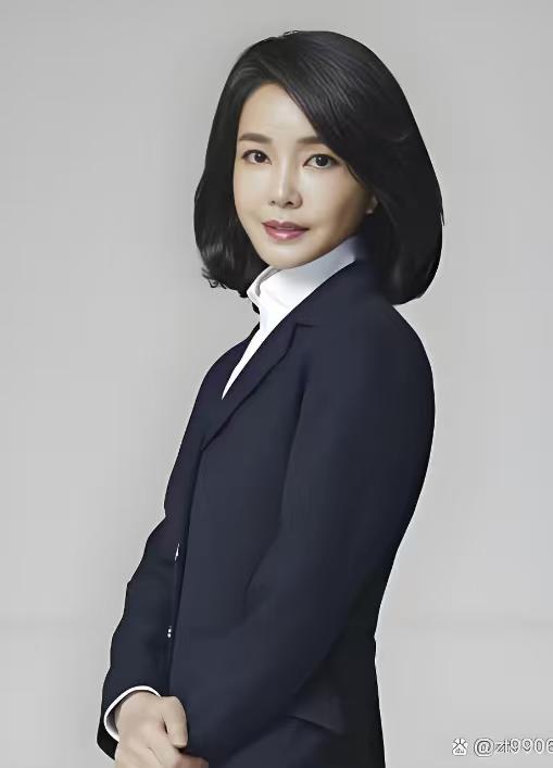 如果李在明足够聪明的话，就应该放过金建希，只针对尹锡悦一个人就可以了。李在明之前