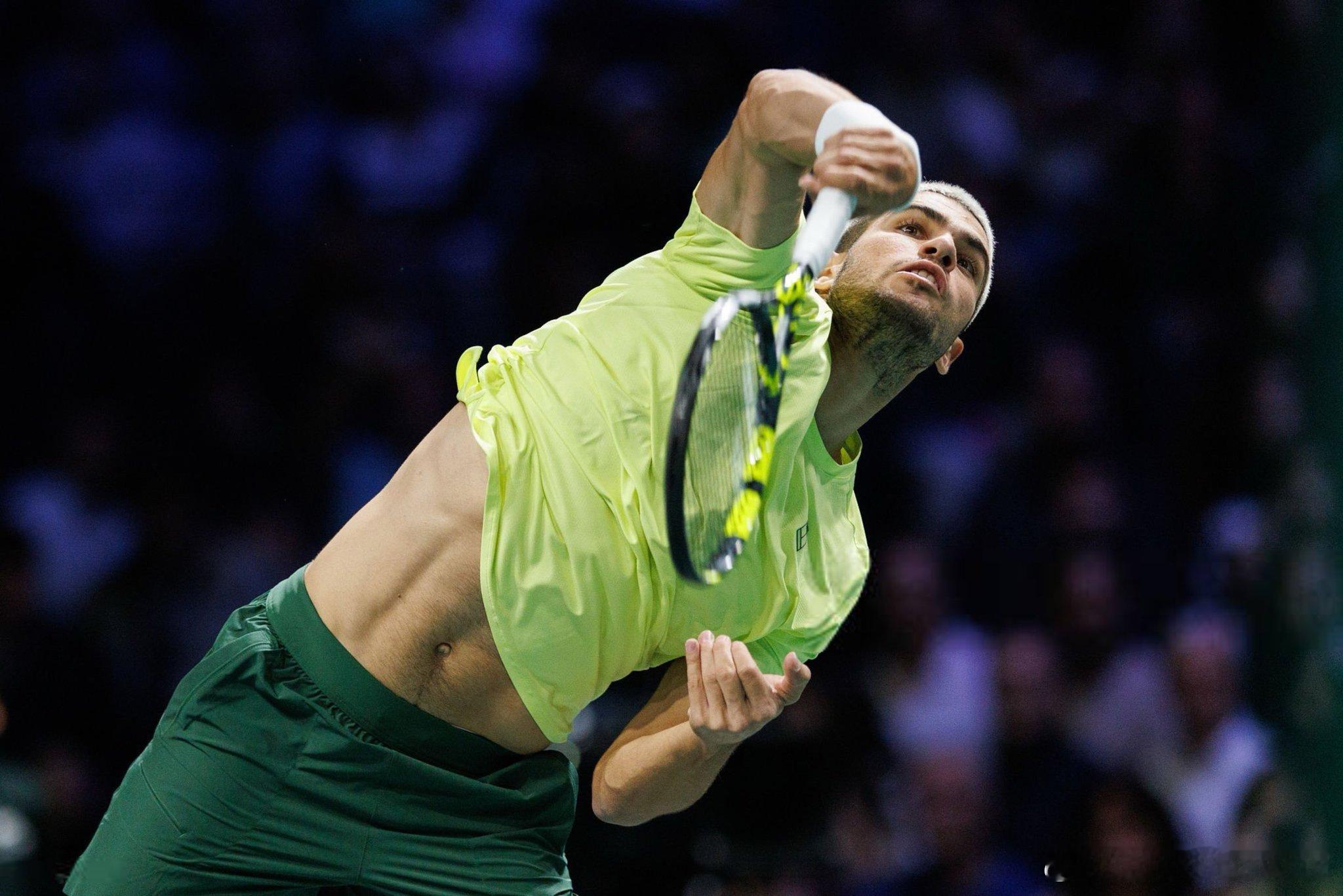 阿尔卡拉斯巴黎赛首战出局虽然意外出局，但是腹肌以及白头发+亮色穿搭还是可以看看