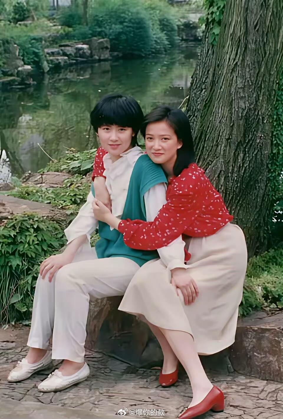 何晴与夏菁当年拍摄《红楼梦》时的合照。1986年左右，北影版《红楼梦》拍摄期间，