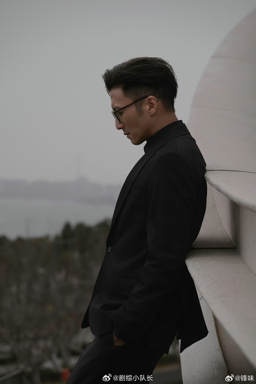 谢霆锋终于想起新歌还没发二十年过去，谢霆锋拿起吉他的时候，还是那个少年！《推倒重