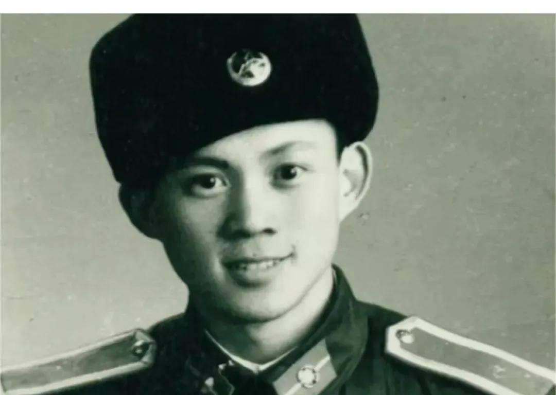 1980年，美国。一位女士正翻看来自国内的《光明日报》，不经意间，眼睛扫过一篇文