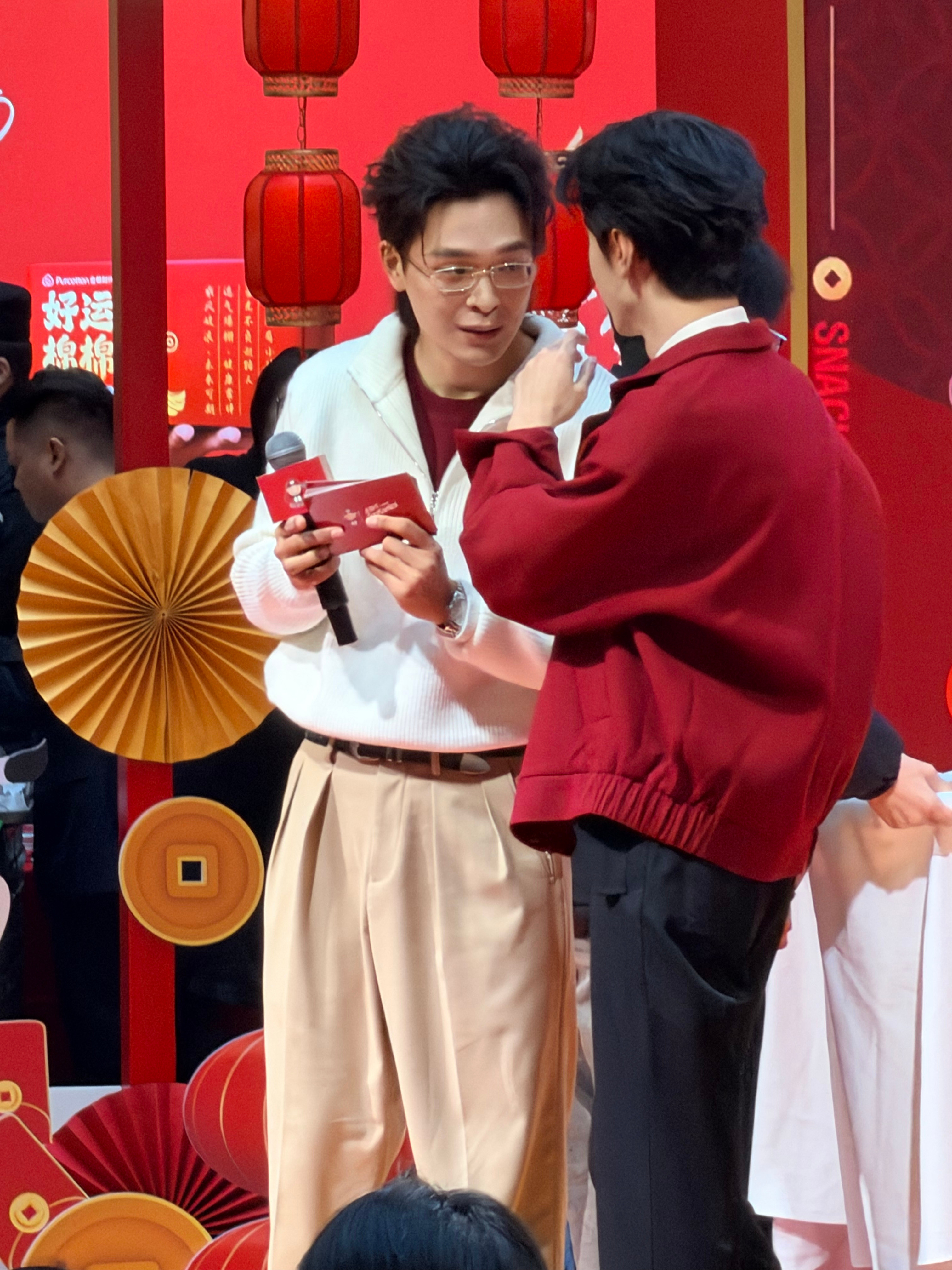 纯偶遇陈哲远红色领带外套重庆线下活动-最后有下班视频陈哲远重庆线下品牌活动