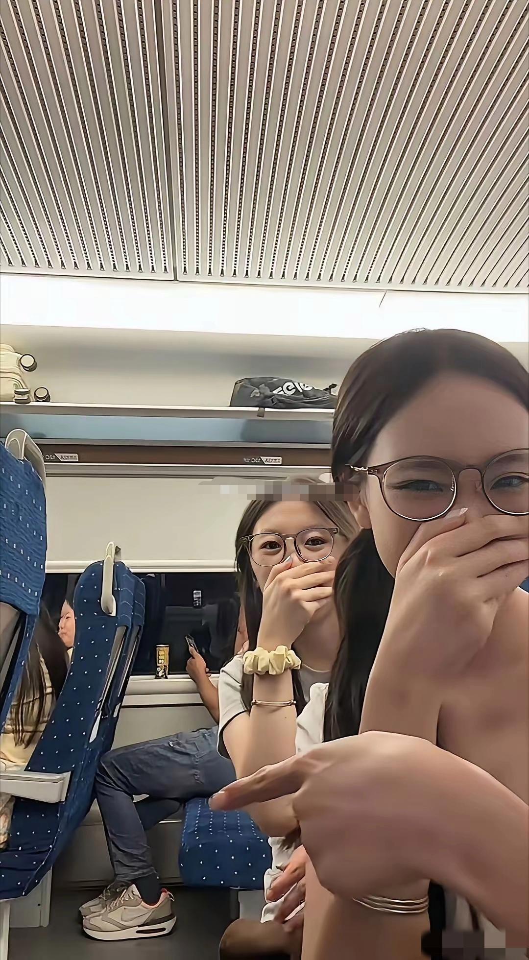 夏天来了，谁能管管高铁上的不文明行为呀！我觉得这种人就应该拉入黑名单，直接不让