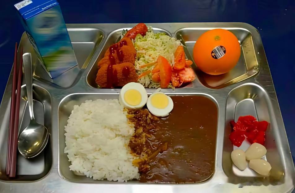 日本海上卫队骄傲的在互联网上晒出所谓的精致晚餐！咖喱饭，蔬菜沙拉，一个水果，