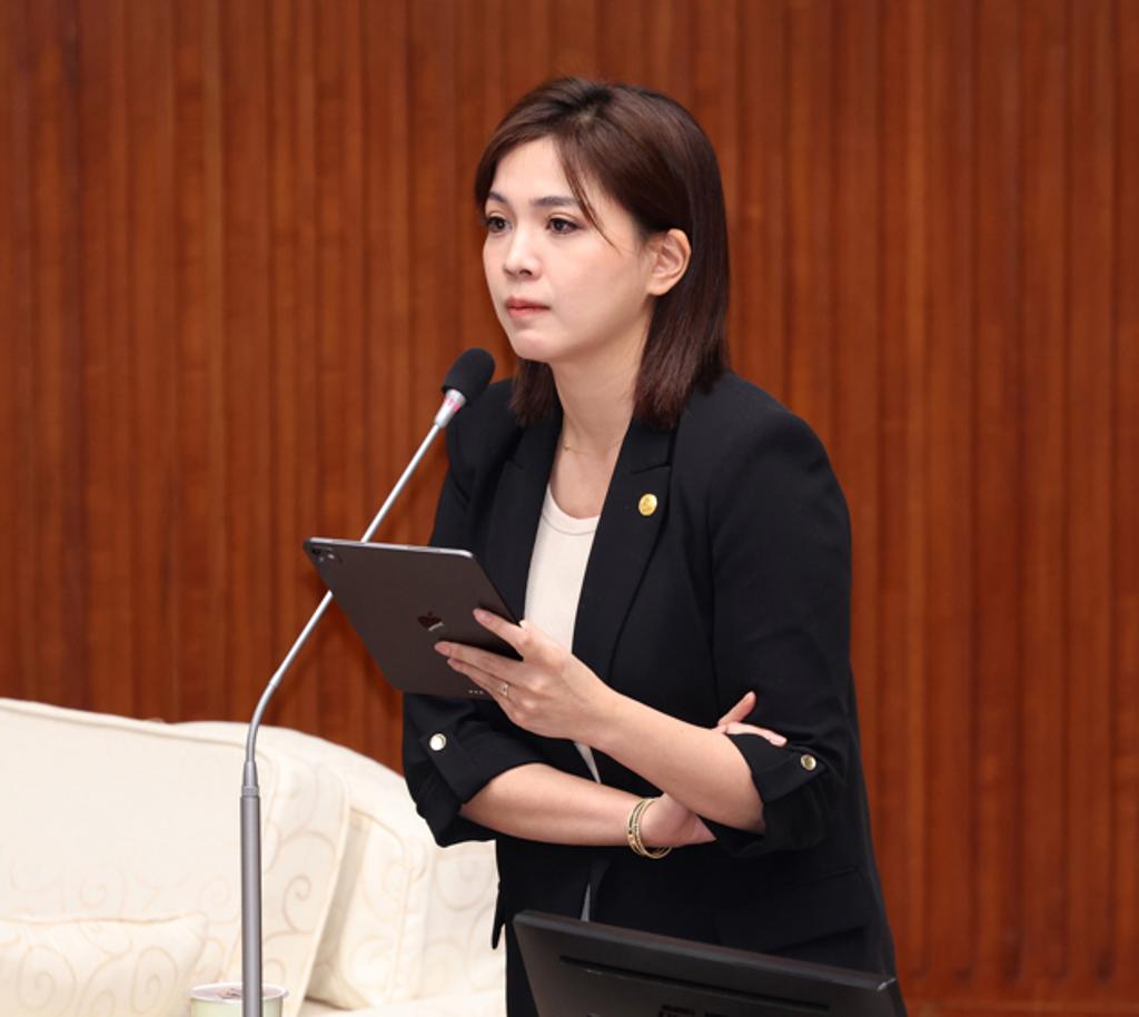 “用我的脸骗我”钟沛君愣：我哪有这么粗的下盘？国民党台北市议员钟沛君表示，她