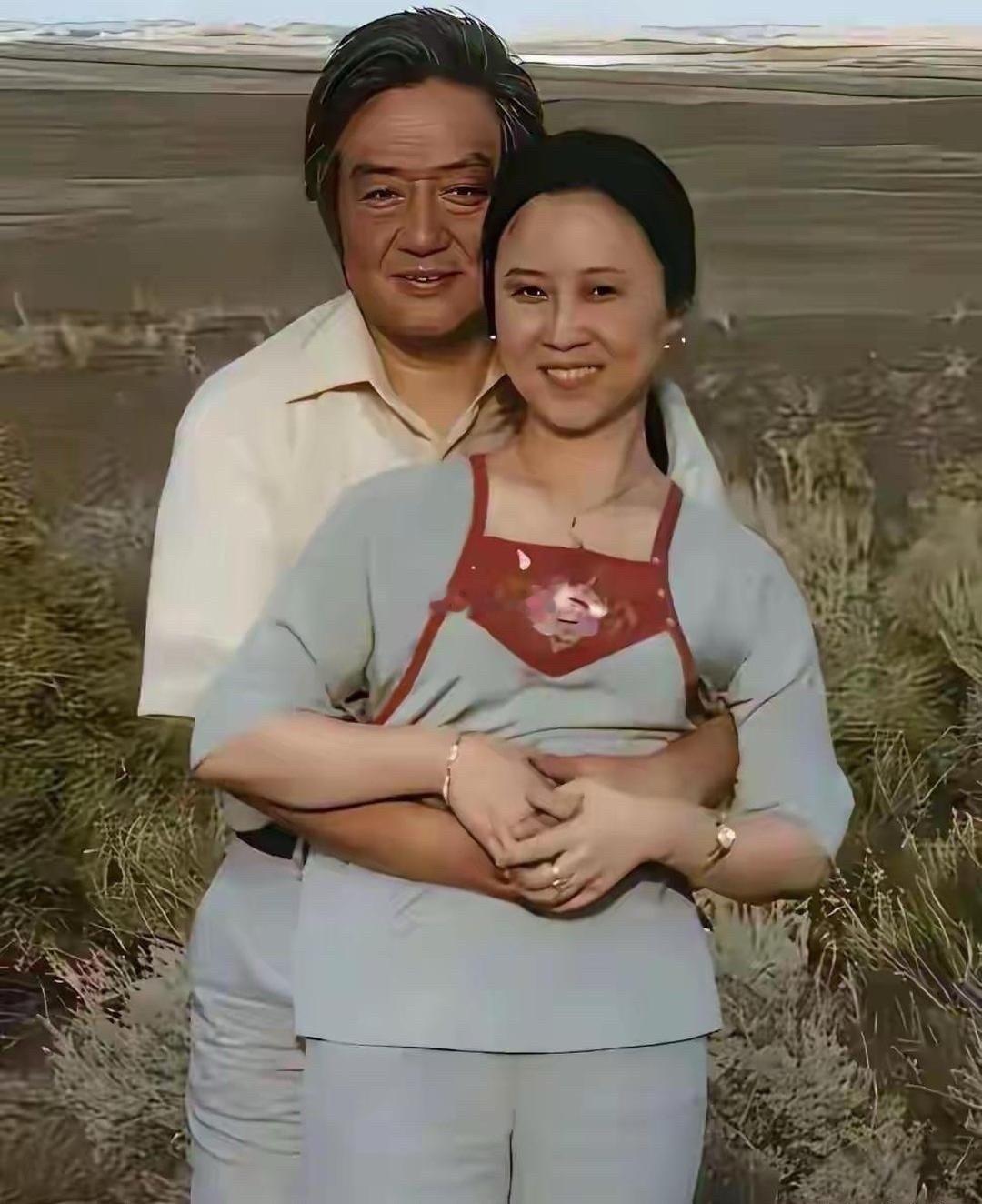 30多年前，琼瑶和她的丈夫平鑫涛在内蒙大草原上的合影，当时眼里的深情都快流出来了​