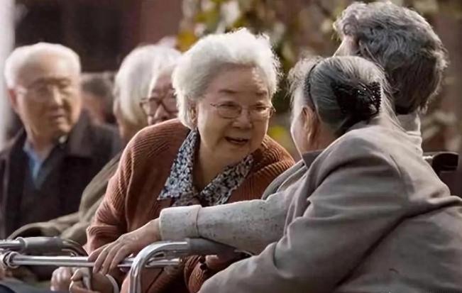 家中老人一旦迈入82岁高龄，建议以下四件事不要做，早知早受益。人老了最怕什么