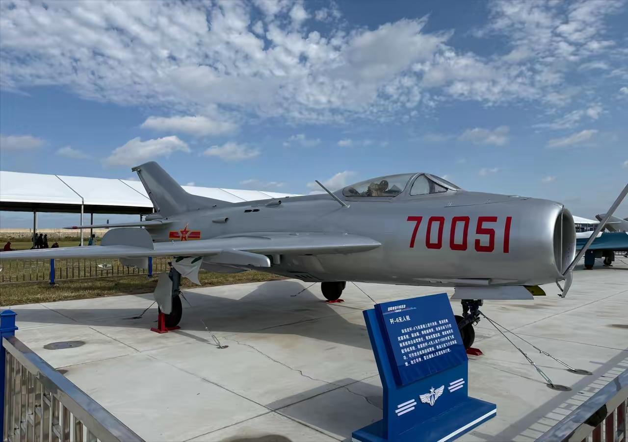 美:阿中问你个问题中:啥事啊美:听说你家把大量歼6改成无人了中:对啊有