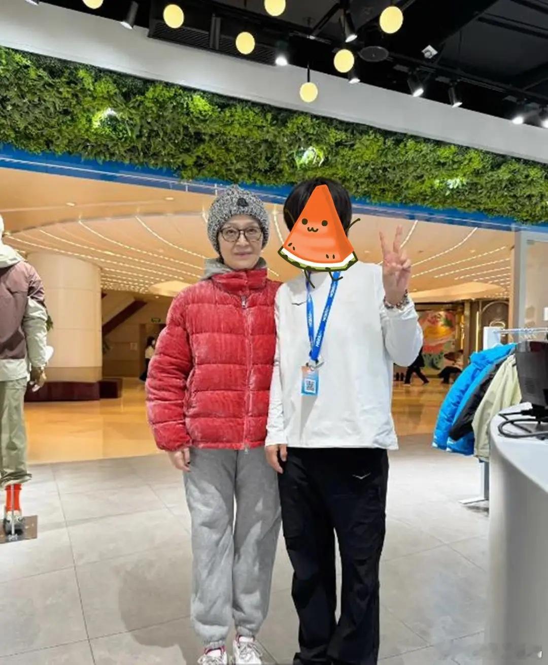 67岁刘莉莉北京逛街被偶遇，做美甲穿衣打扮像30多，本人超和蔼！