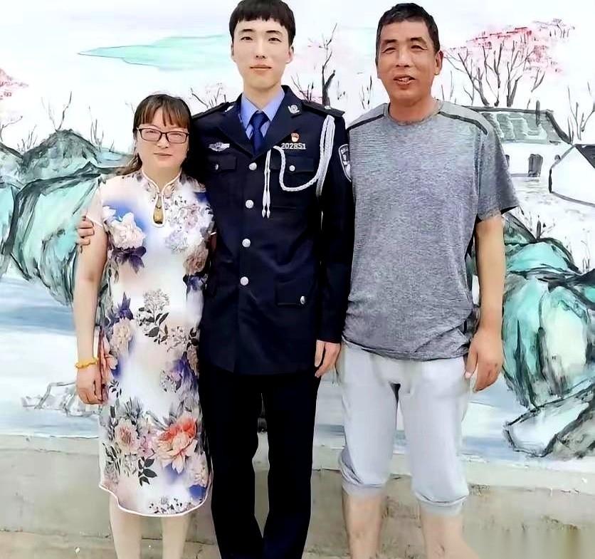 2022年，江苏常州的一家商场里。50多岁的窦美娟突然推开人群，一把死死攥住一个