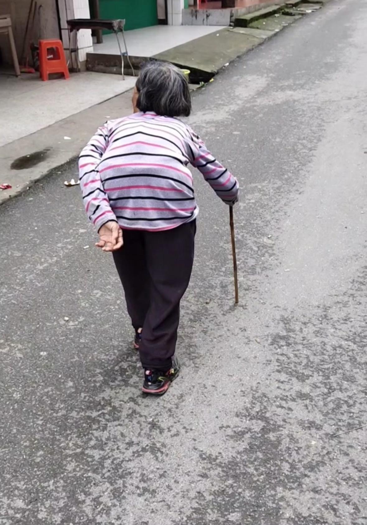 你见过失独老人是怎么生活的吗？你知道失独老人失去另一半之后又是怎么生活的吗？