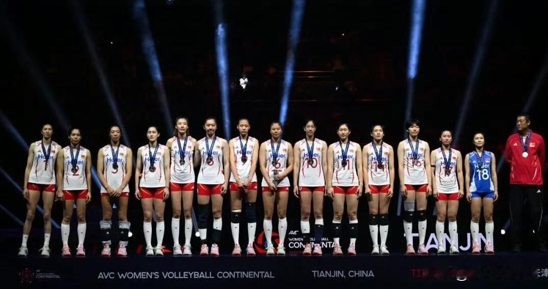 中国排协和女排教练组被指“玩平衡”！中国女排亚运会12人名单，苏地还剩4人在队中