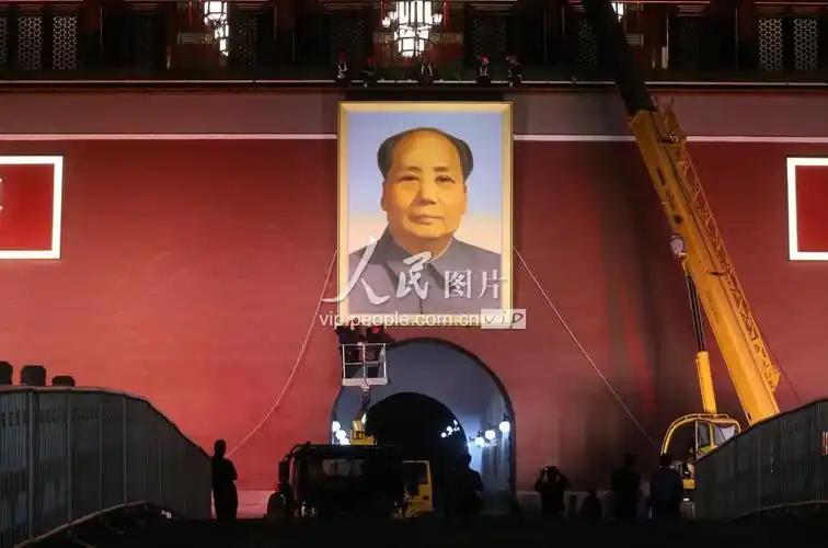 换一种说法，国庆临近，有人着手“换主角”了：孙中山请上前，毛主席往后站。别急着点
