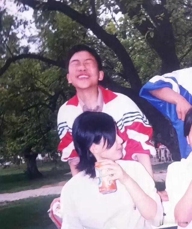 12月20日，赵丽颖学生时期照片，短发内敛青涩，穿着运动休闲服，站在最边边！就