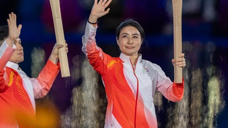 郭晶晶在11月9日晚担任第十五届全运会开幕式第三棒火炬手，展现了她作为运动员和公