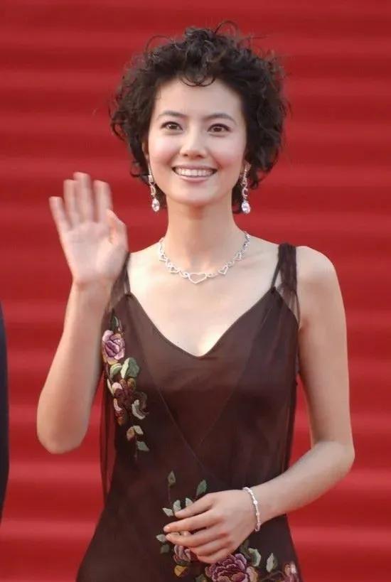 第一次看高圆圆老奶奶卷发造型，有点可爱是怎么回事？#大妈型卷发#