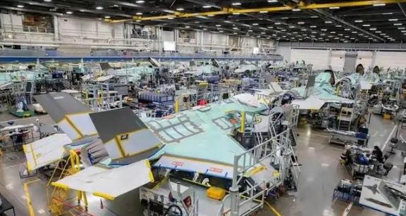 “吃中国饭，砸中国碗？”洛克希德·马丁的沃斯堡工厂突然停止工作。机械臂僵在半空，