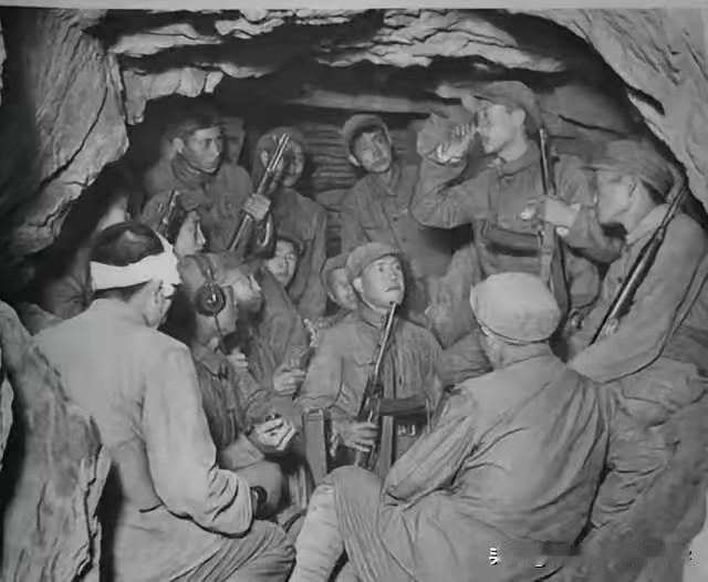 1951年5月27日，180师突围失败，15名战士抢敌军物资挖山洞过冬，在这种艰