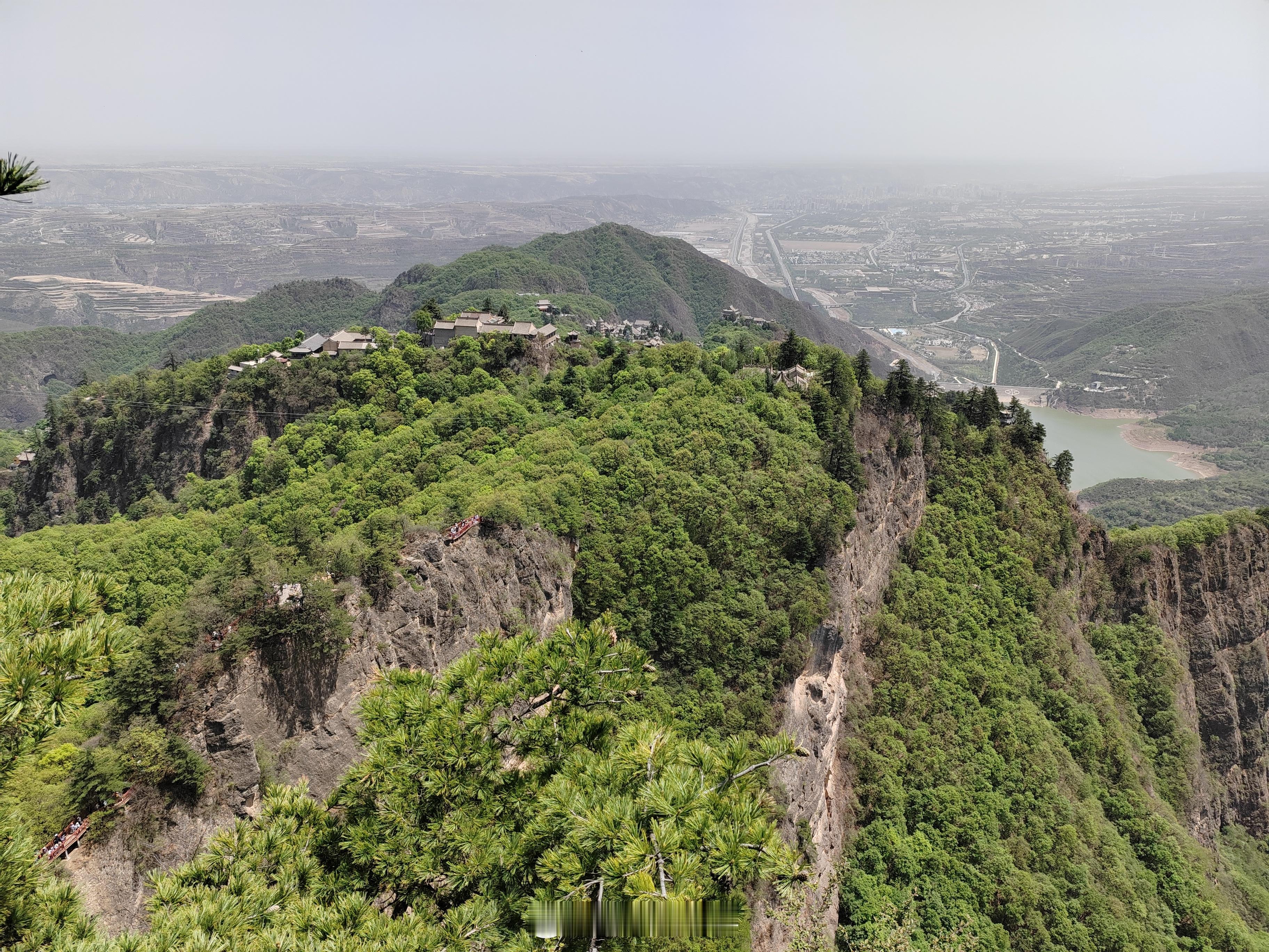 世界赠予我的崆峒山既富北方山势之雄伟，又兼南方景色之秀丽。凝重典雅的八台九宫十