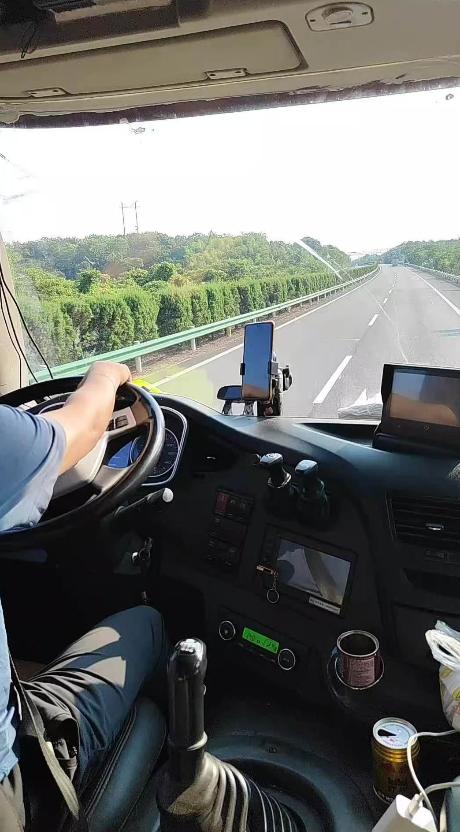 妥妥的被白嫖！内蒙古乌海，一大车司机出车路上寂寞难耐，背着妻女，与年长8岁的女子