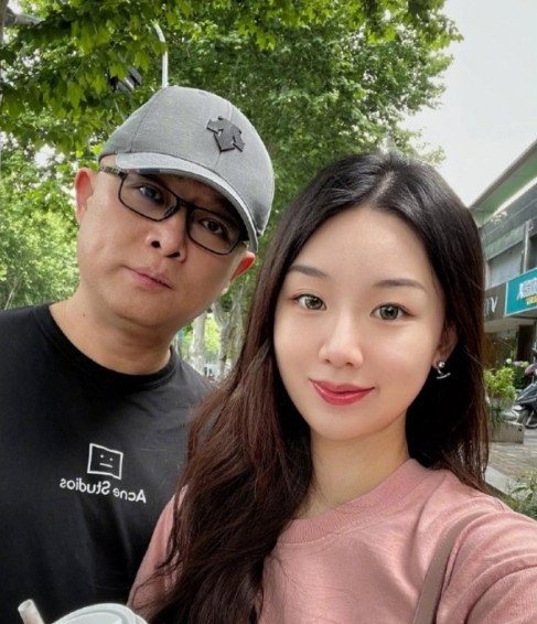 一天夜里，孟非醒来发现妻子李雪正在偷偷翻他手机，于是假装睡着，第二天，他就对李雪