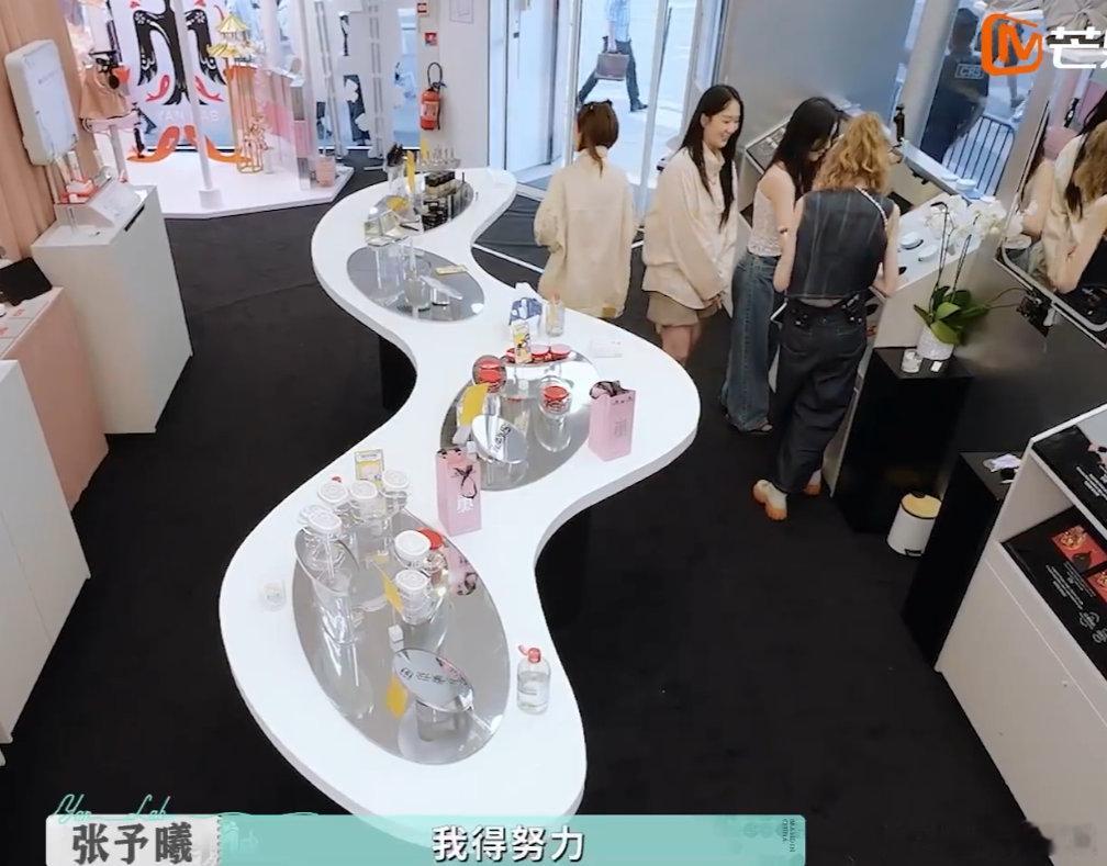 张予曦张予曦一个人可以撑起一个店张予曦不愧是高能量女生，卖货一天都不带喘