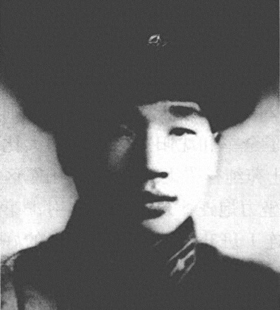 他临时代理部队主官，几位副职有的翘起二郎腿：他们多少有些想法“1977年3月1