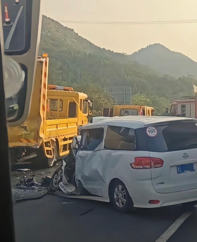 8月19日京昆高速发生严重车祸！一辆晋L牌照的线路客运车，从临汾开往太原方向时