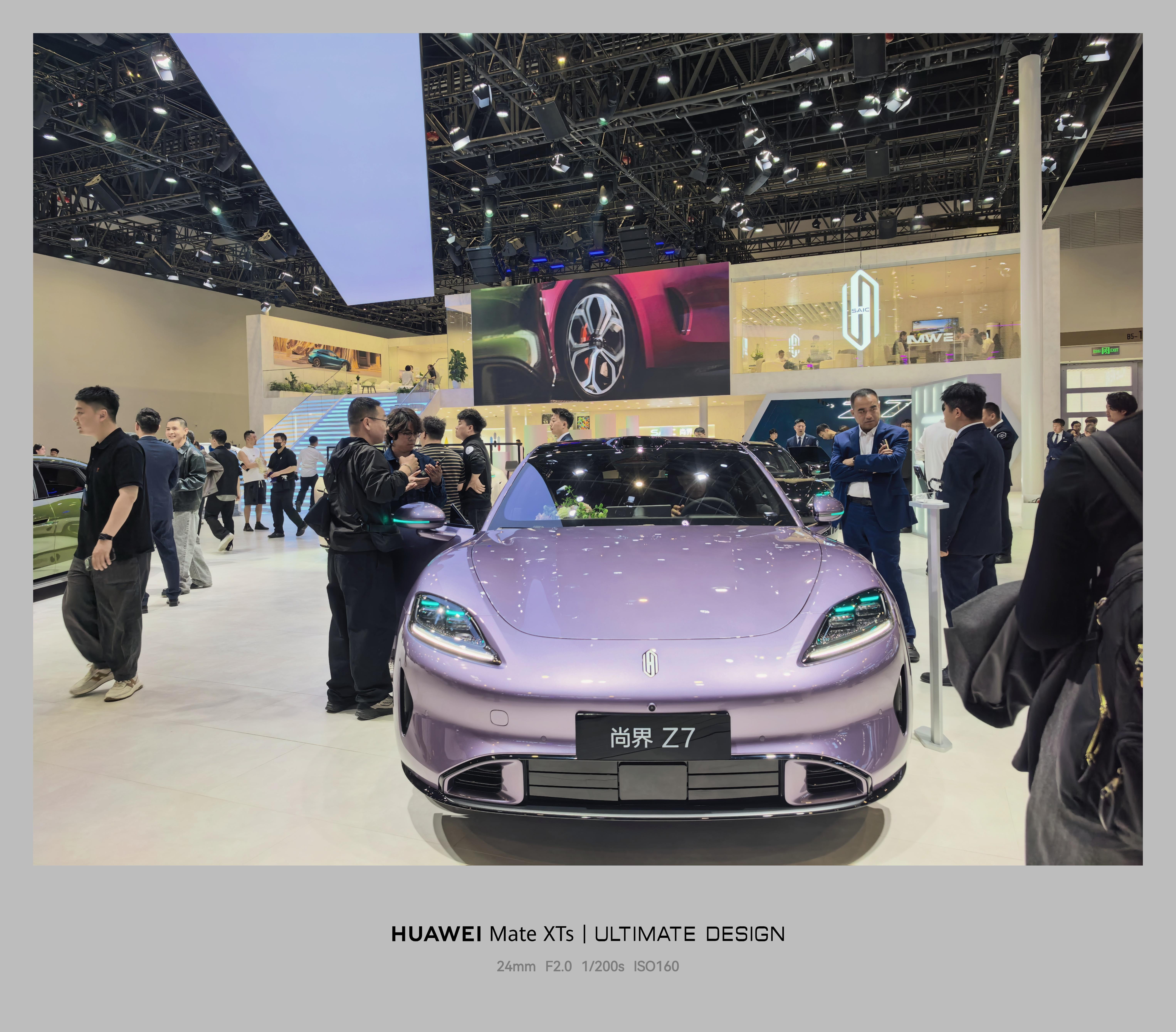 今年的北京车展含华量又高了一些。鸿蒙智行有自己独立的大展台，五界都在。五界自己也