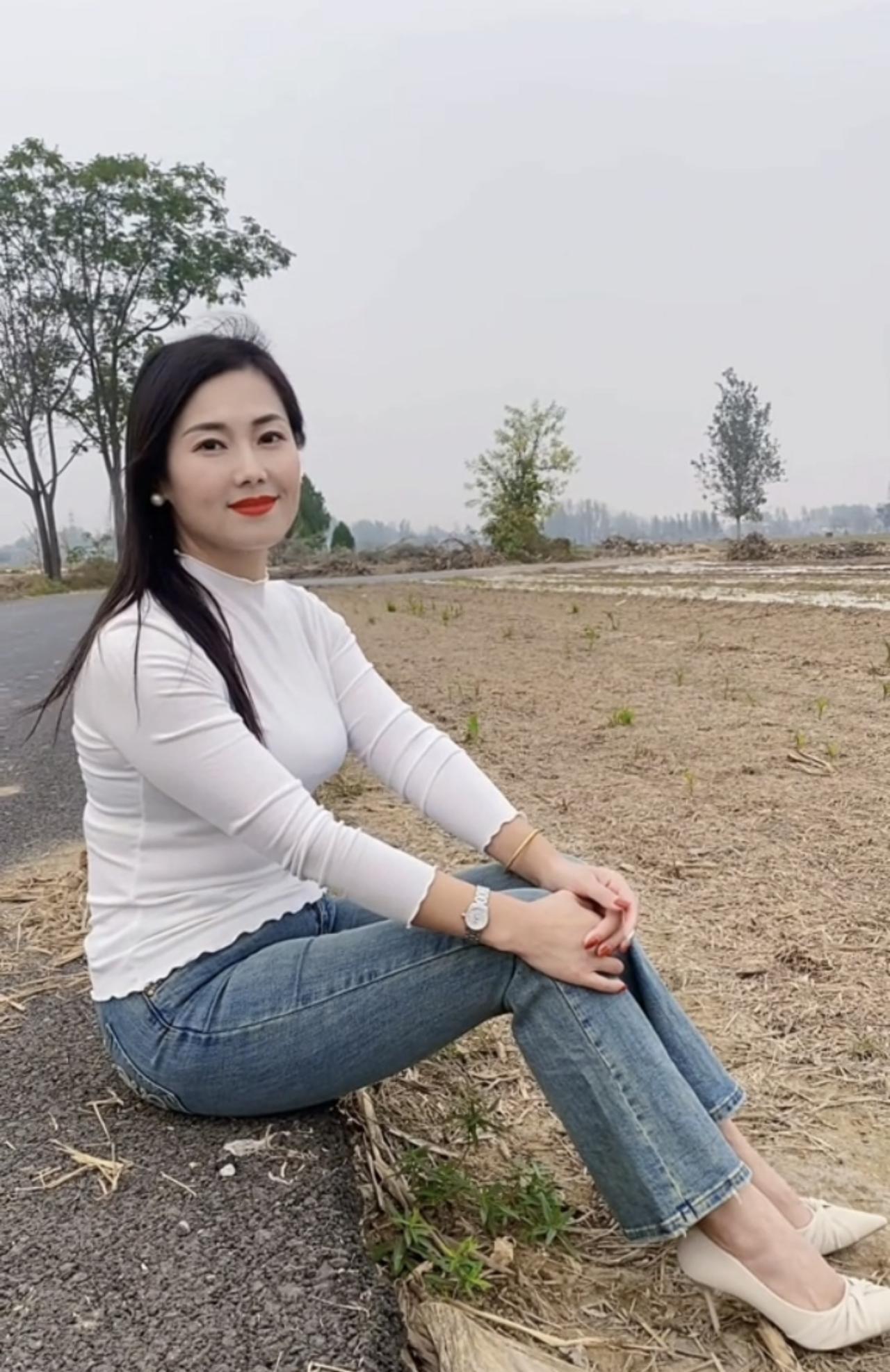 十年之约十年前，村外田间的小路上，一对农村男女高中毕业。青春正好，却因生活，各