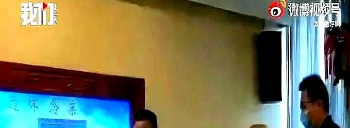 许敏今天晒姚策葬礼视频，左边三个至亲咧嘴笑合影，右边杜妈低头抹泪。说起杜