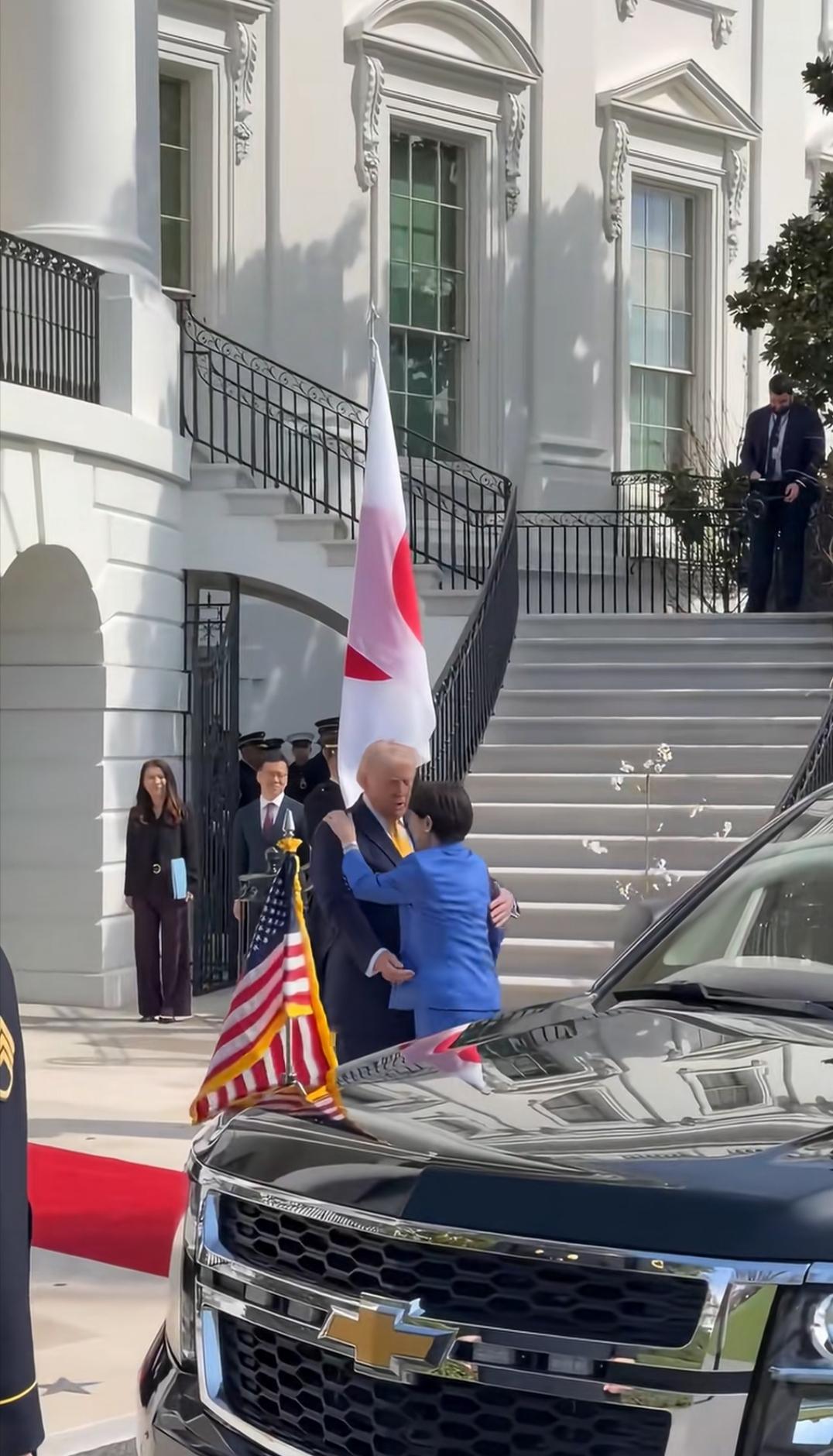 白宫门口的第一秒，原本伸出的握手被改成拥抱，高市早苗抢在镜头前一步，把特朗普的个