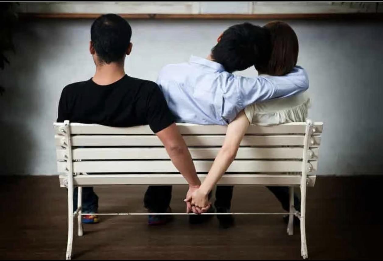 我发现一个挺怪的现象，现在的中年人，不管是男的还是女的，好像对出轨这件事已经