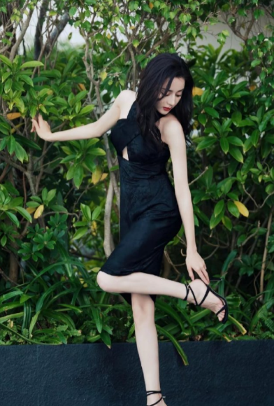 热巴海滩黑裙穿搭真美“优雅如黑天鹅，在阳光下翩翩起舞。