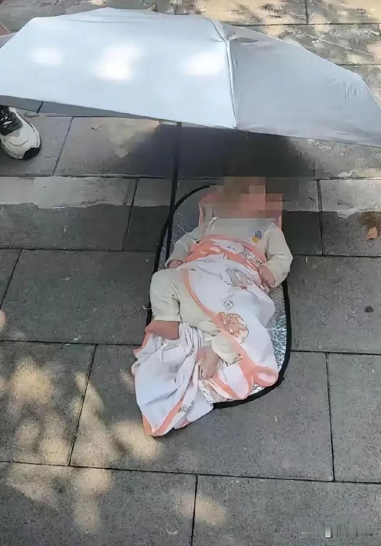 8月14日正午，福州福利院门口的监控拍下了这样一幕：一个穿着精致小裙子的女婴，被