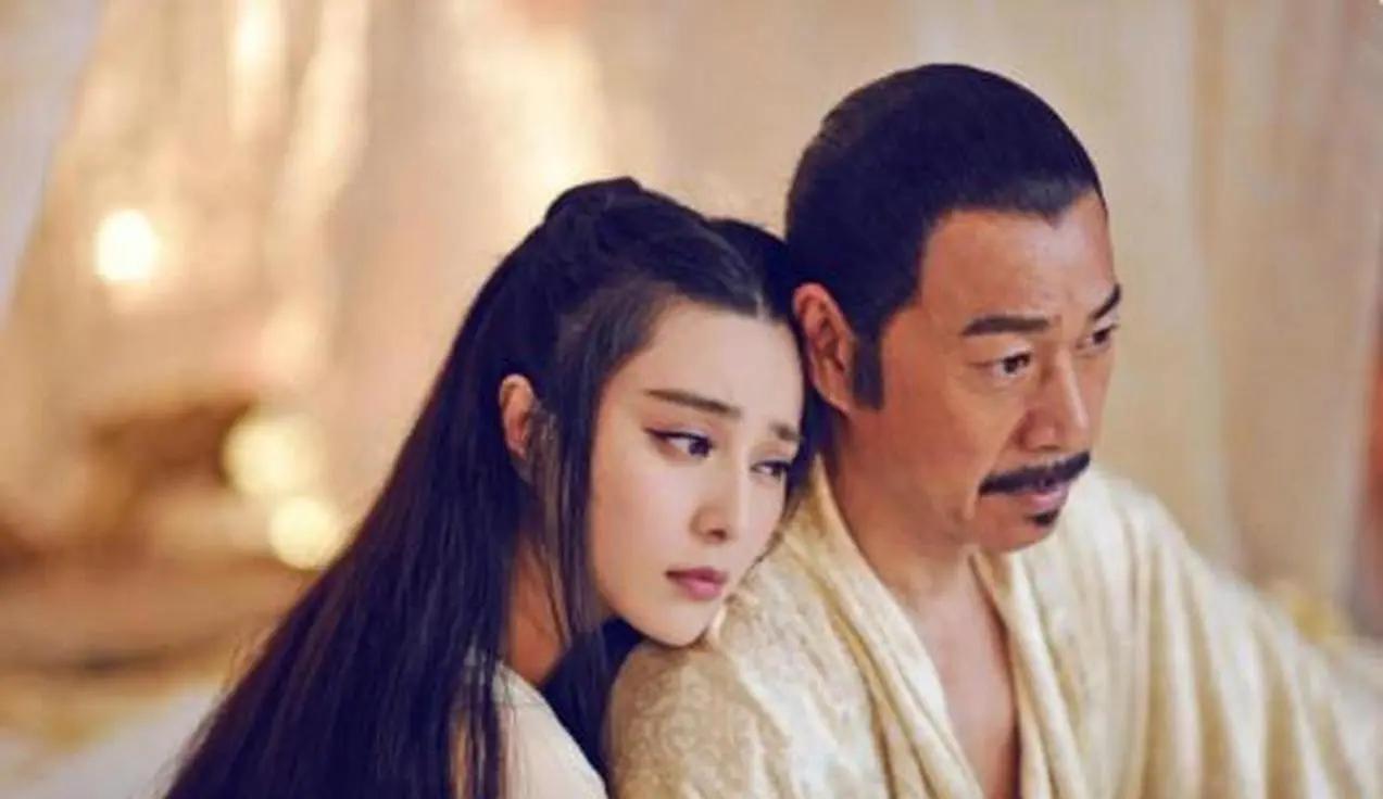 武则天第一次侍寝时，刚满14岁，当时有一群太监伺候她沐浴更衣，武则天吓坏了，转身