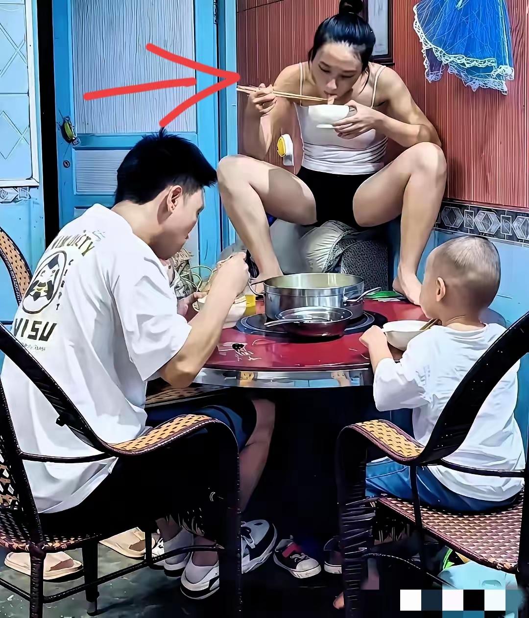 &一男子做好饭，着急忙慌摆好碗筷，喊老婆孩子上桌。一家三口围坐在一起吃饭，本是挺