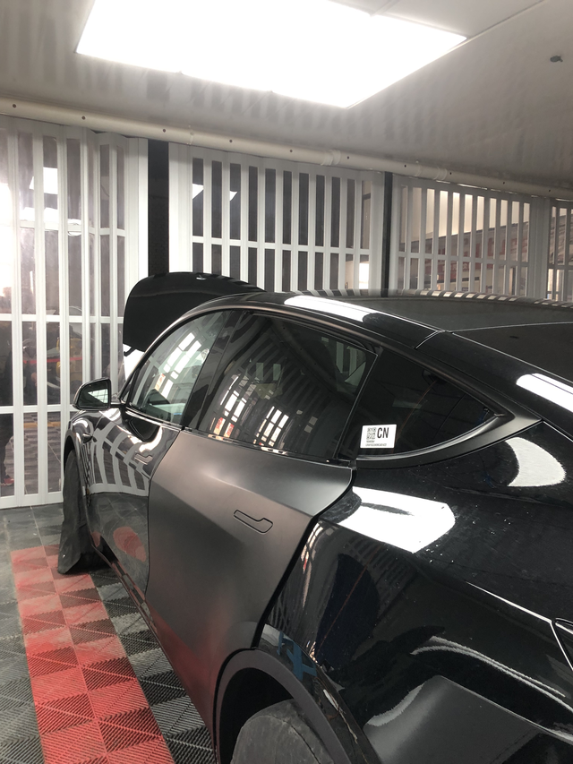 特斯拉Y1月30号提的刚提两天牌子还没来及上刚准备贴车衣，瞬间两天多花80