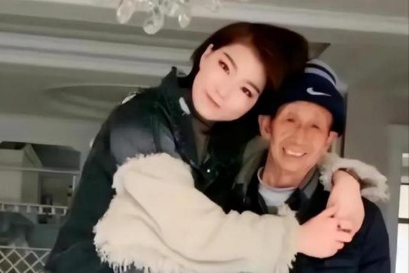 2001年，李老汉收养了一个15岁的哑巴姑娘，捡废品把她养大，花9万供她上大学，