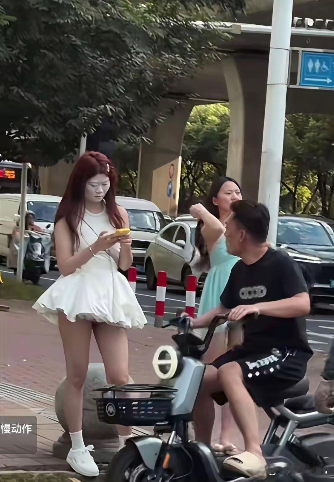 姐妹，不会化妆可以不用化[笑着哭]，其实素颜出门也很好看啊​​​